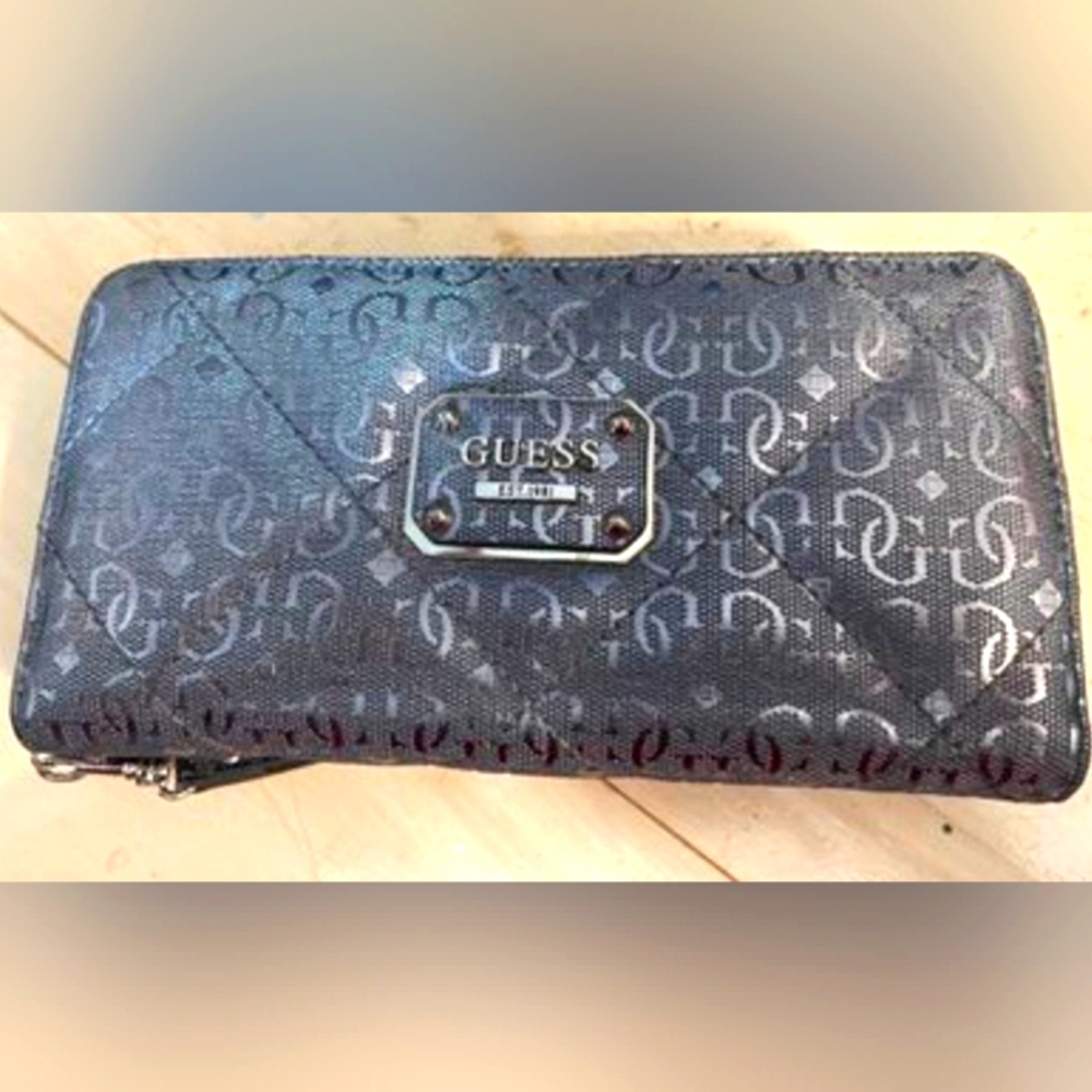 ⚘️❔️Guess❔️⚘️ Quilted Zippered Wallet👛
